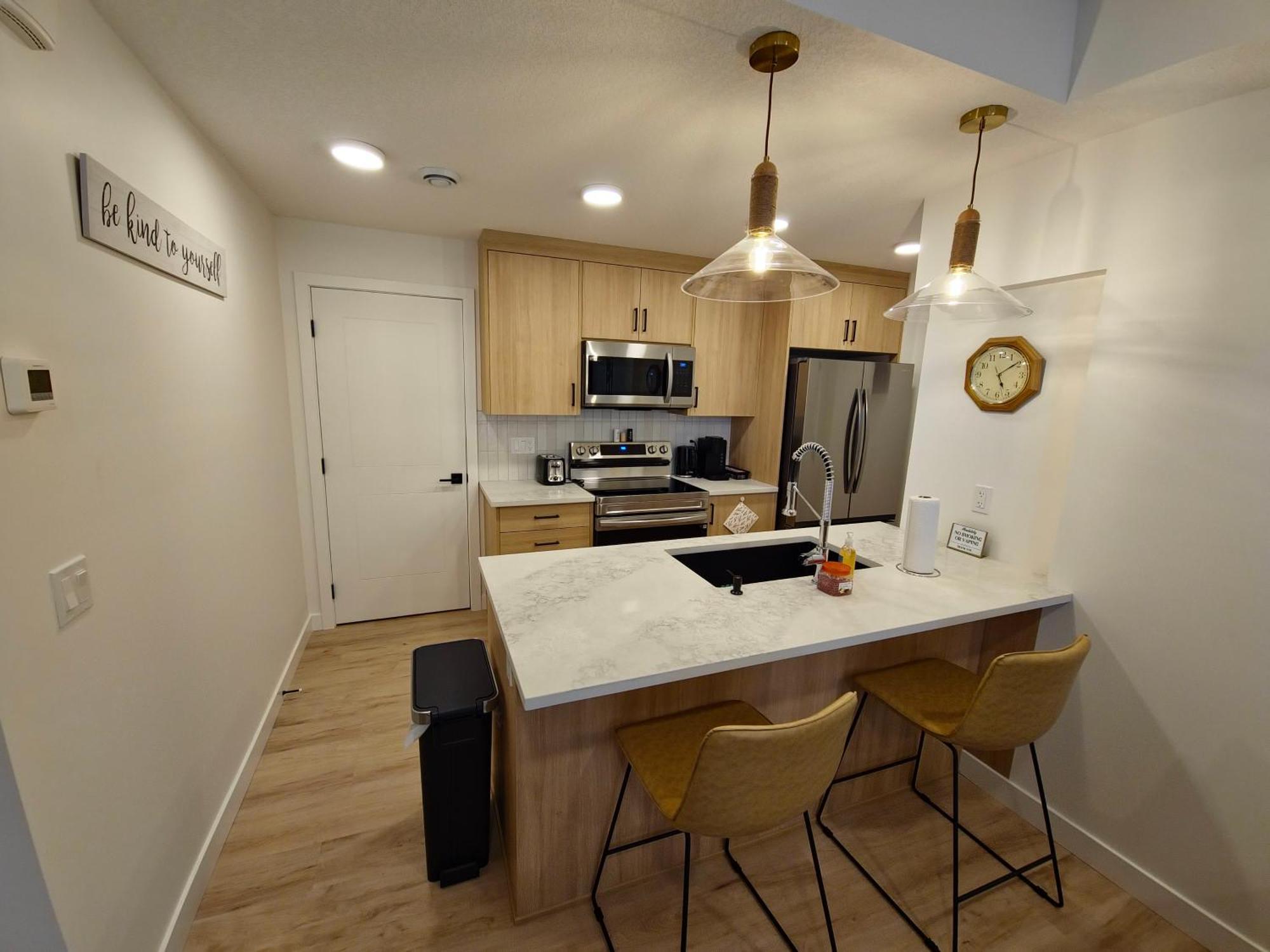 Apartment A Stylish 2 Bdr With A Blend Of Cozy And Peace!