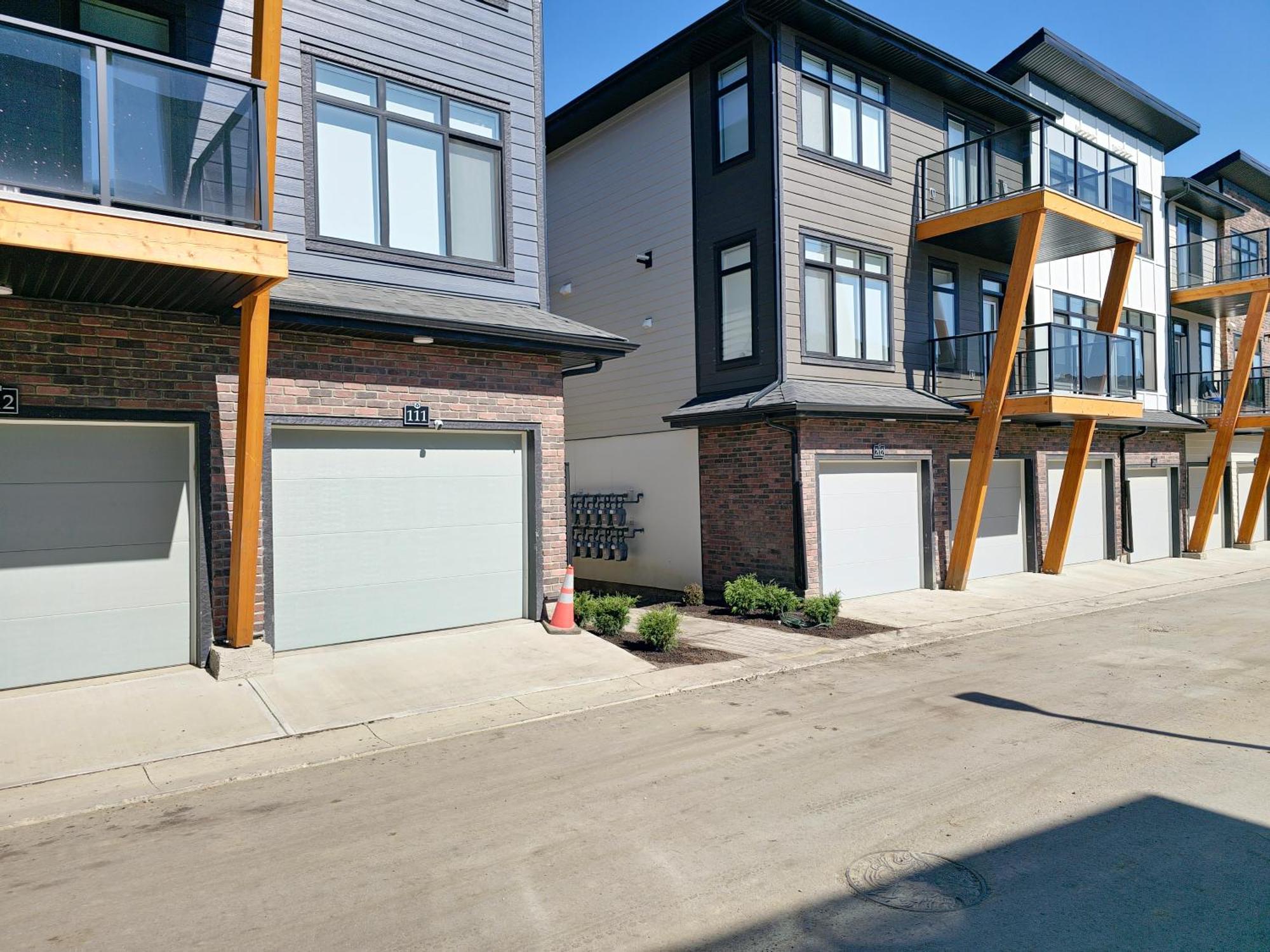 Apartment A Stylish 2 Bdr With A Blend Of Cozy And Peace!