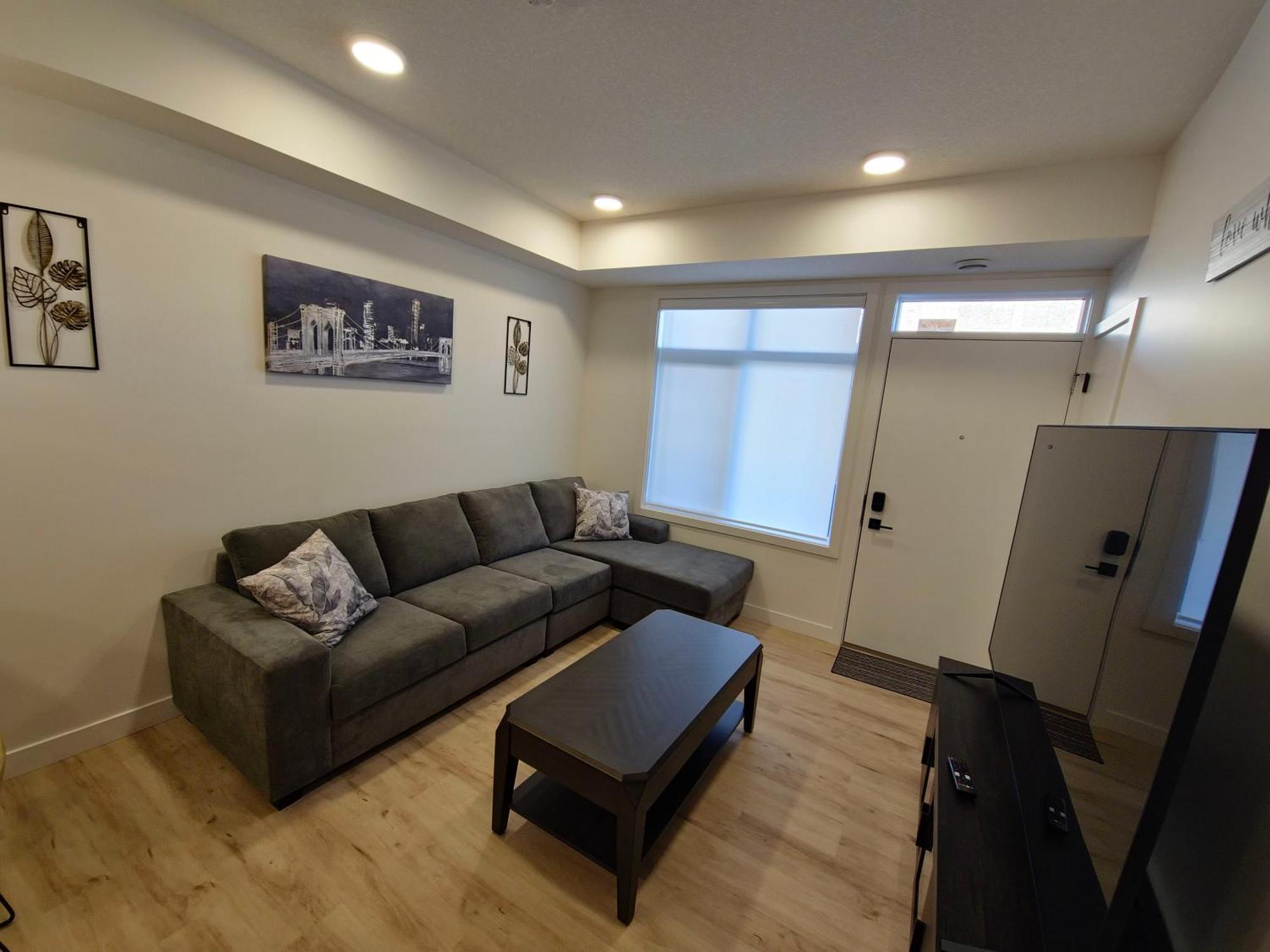 Apartment A Stylish 2 Bdr With A Blend Of Cozy And Peace! *